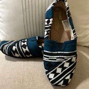 Toms slip on w/ faux fur lining. Navajo print: Turquoise, black, white. Size 6